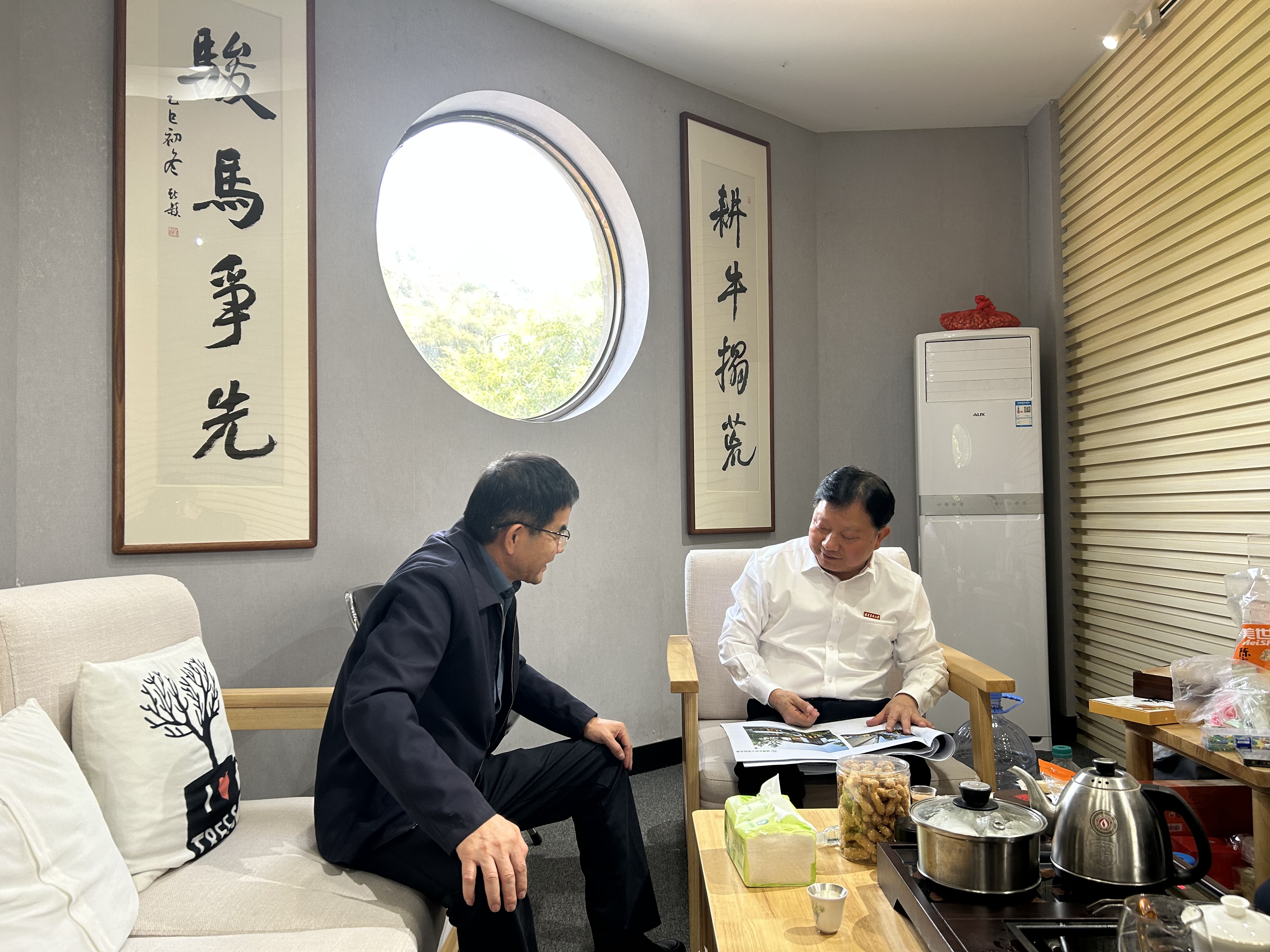 校長蘭思仁聽取校友樓設計匯報.jpg 校長蘭思仁聽取校友樓設計匯報.jpg